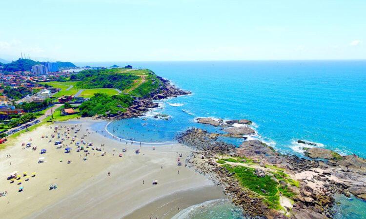 Casa com piscina , churrasqueira, Wi-Fi, em rua de Areia à 1km da praia, bairro sussegado, proíbido uso de som extremamente alto ideal para descansar Itanhaém Extérieur photo